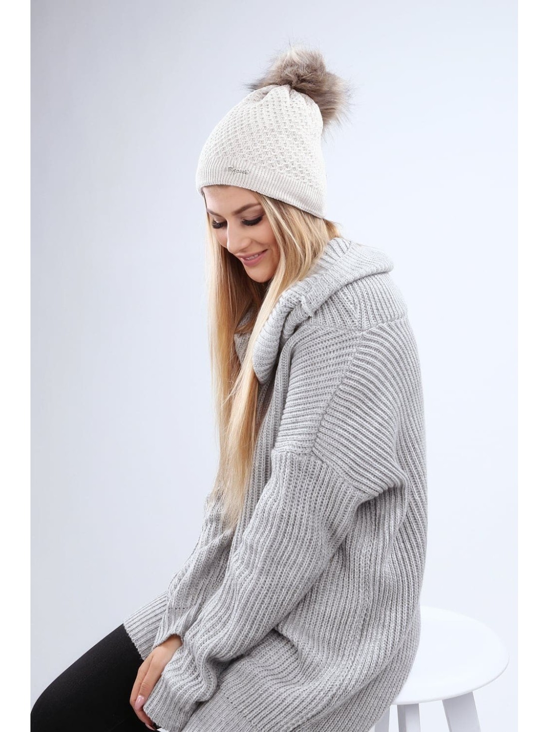 Beige Mütze mit Silberfaden für den Winter C16 – Online-Shop – Boutique